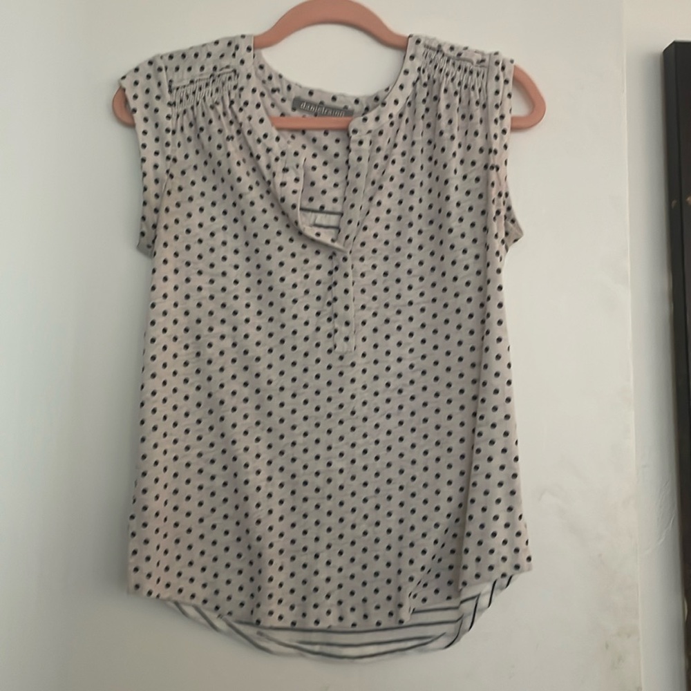 Super soft summer top by Daniel Rainn!